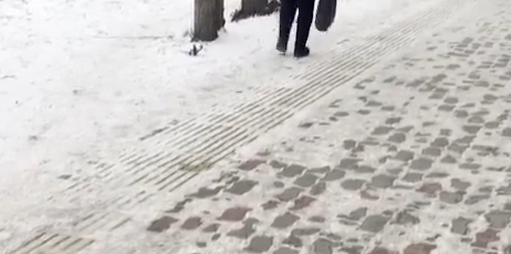     Перепады температур и снегопад превратили красноярские улицы в каток