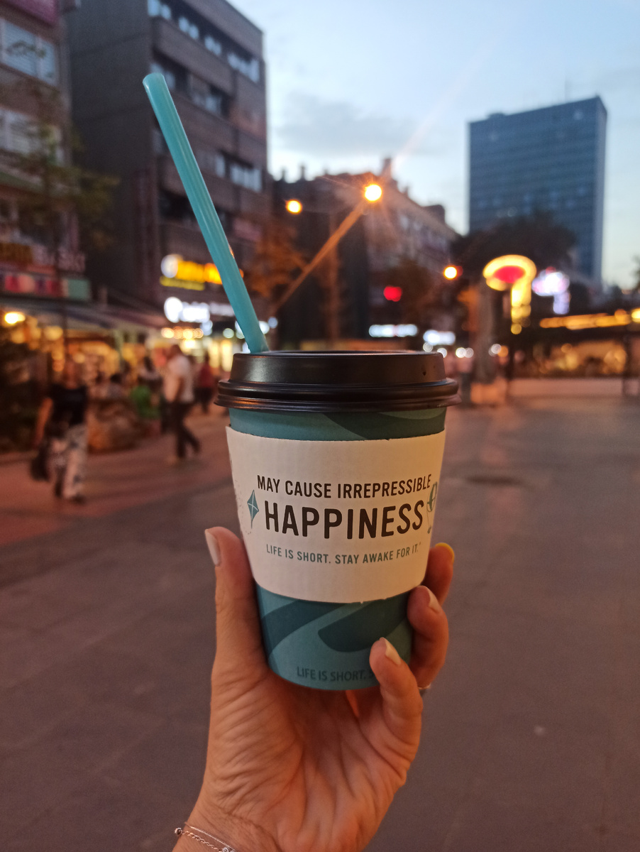 Стаканчик как раз с хорошей подписью: Может вызвать неудержимое счастье... Жизнь коротка...