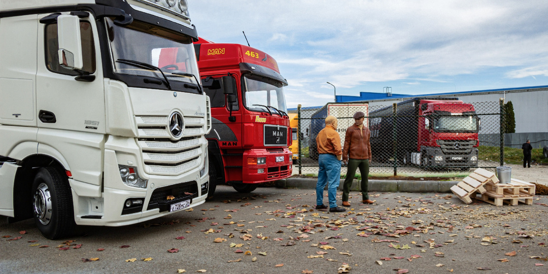 Тягач Actros и Man2000 в масштабе 1:18.