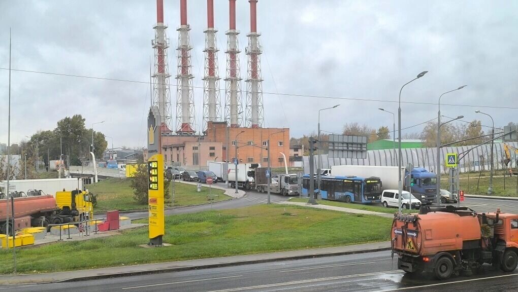 Вид из окна нового дома: трубы, трасса, АЗС. Фото: 1MI