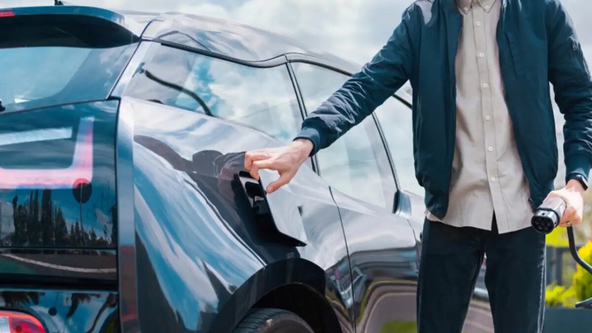     Работающий на электричестве автомобиль. © ru.freepik.com