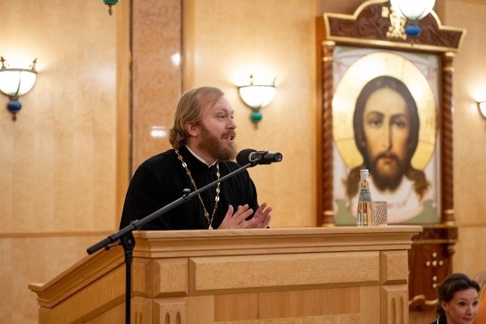 Тех, кто отстаивает "несуществующее право женщины на аборт", иерей обвинил в «работе на Запад».