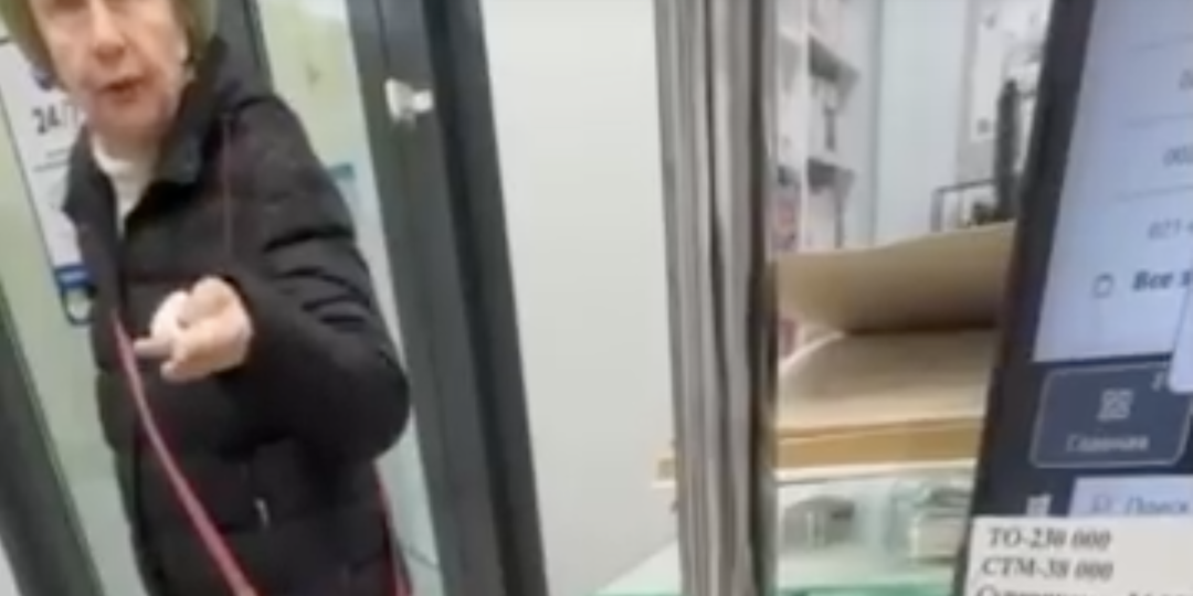 «Это не одежда, а вызов России!» — платок у фармацевта довёл москвичку до слёз и громких заявлений