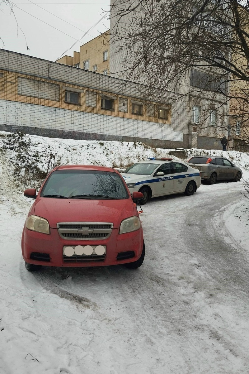    В Петрозаводске ребенок пострадал, скатившись с горки под колеса автомобиля© ГАИ Петрозаводска