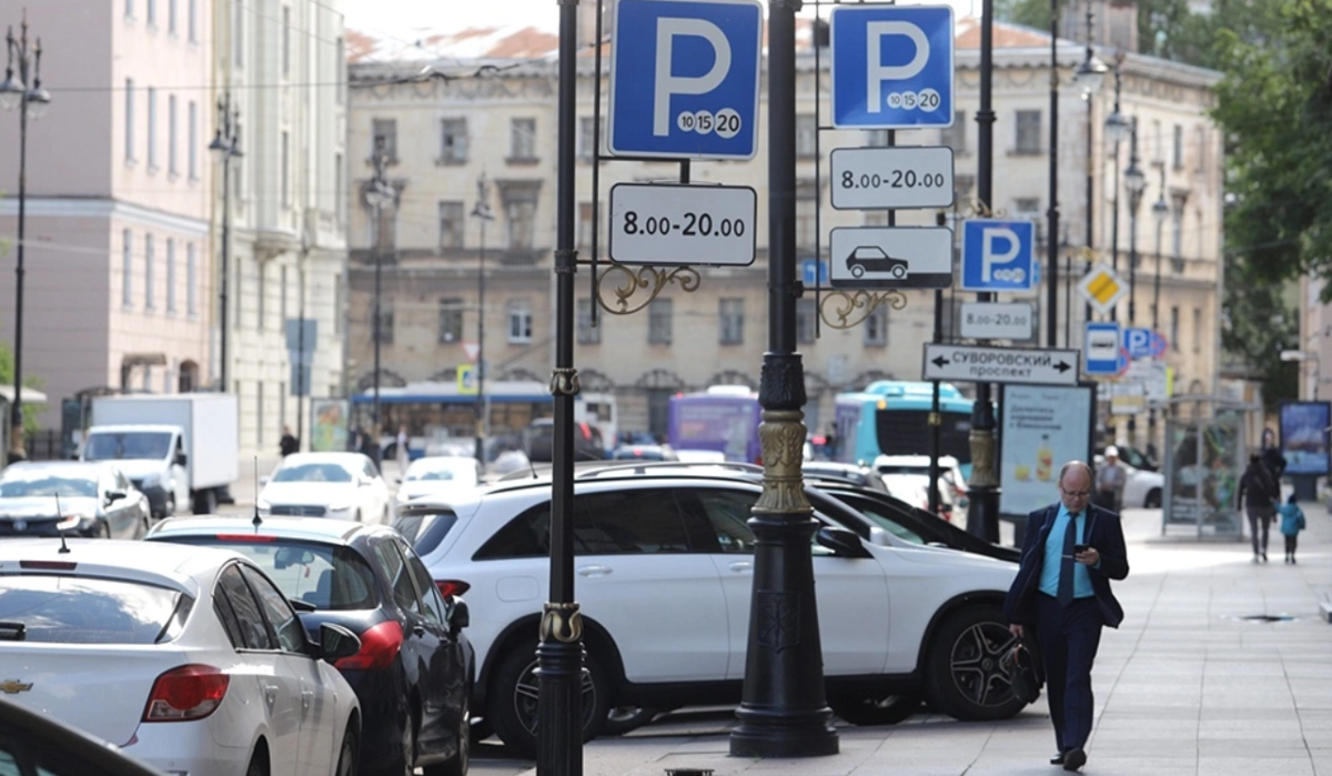     Автомобильная парковка в Санкт-Петербурге. Источник: rg.ru Автор фото: Святослав Акимов