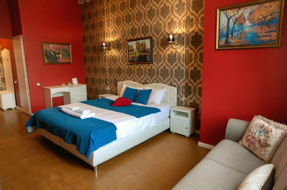 Такой номер, например, стоит менее 3000 рублей за сутки и находится в историческом центре Васильевского острова, на 4-й линии ВО, д. 5. Названий не говорю, чтобы это не было расценено алгоритмами как реклама, но буду указывать адреса - кому интересно, сможете найти. 