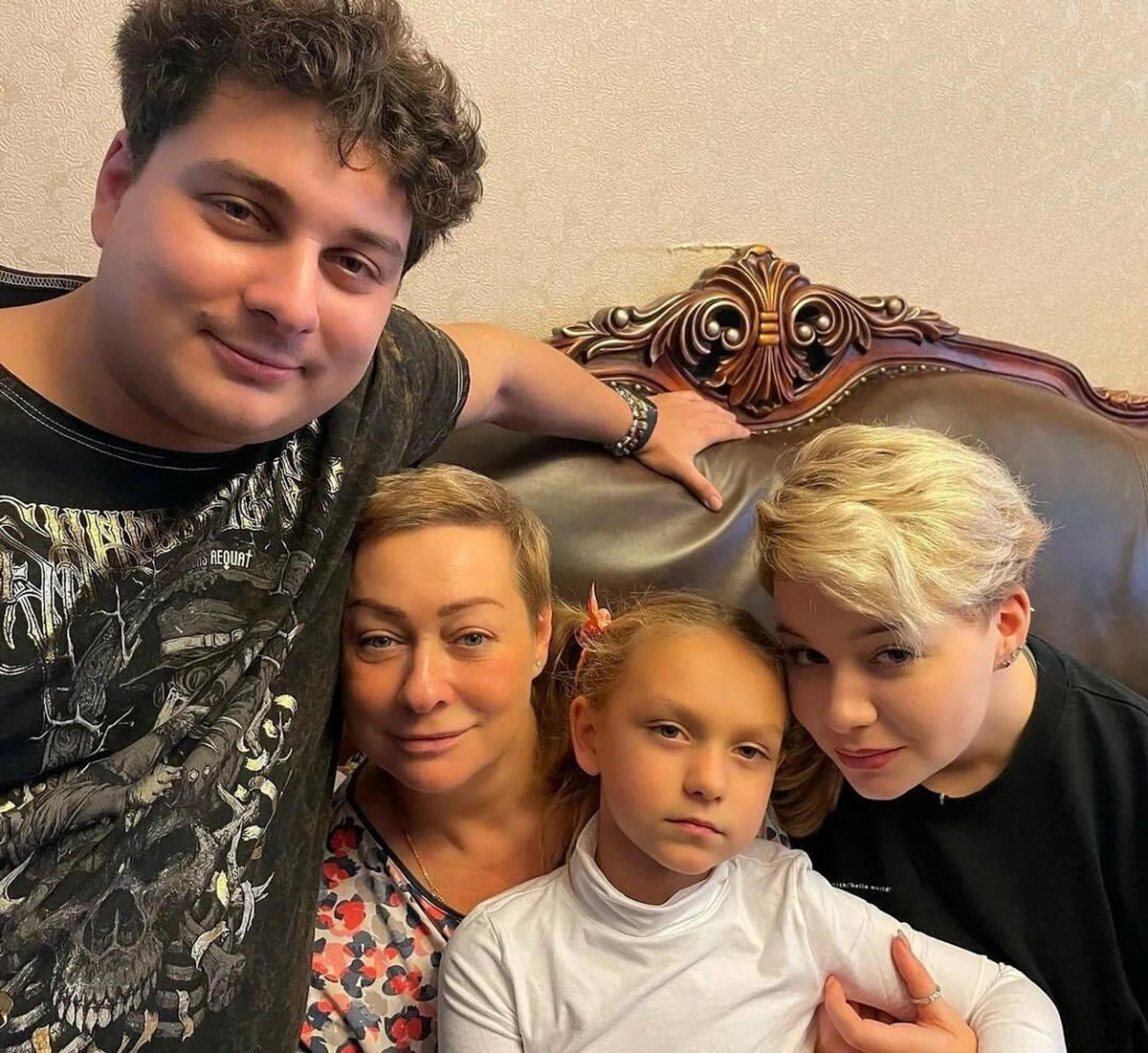 Мария Аронова с детьми и внучкой. Фото: соцсети