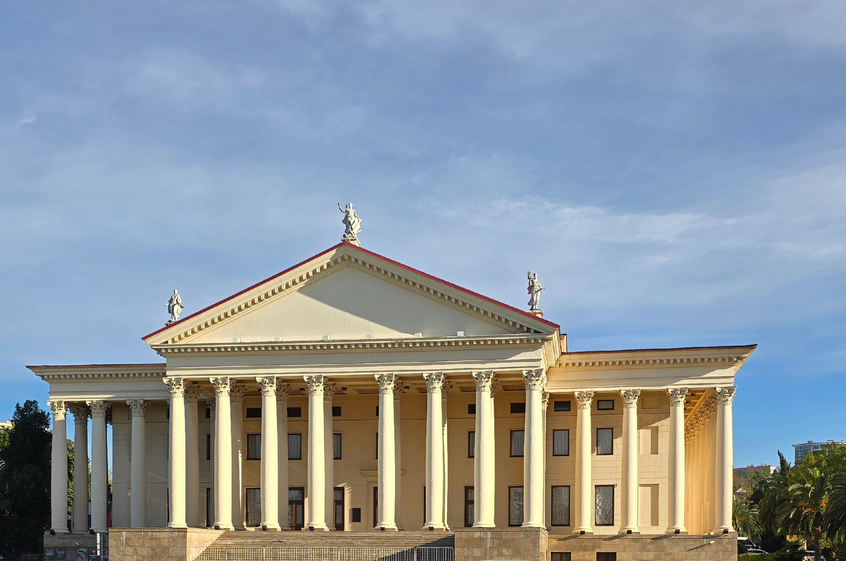 Зимний театр, главный вход