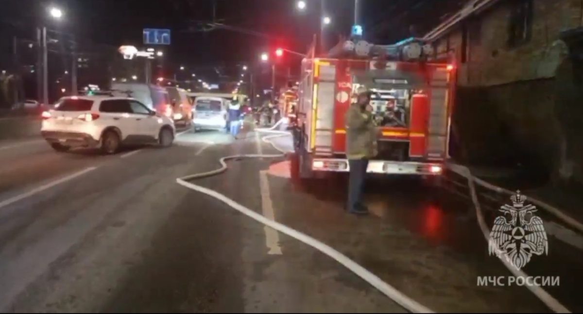    На месте происшествия работают 33 специалиста МЧС