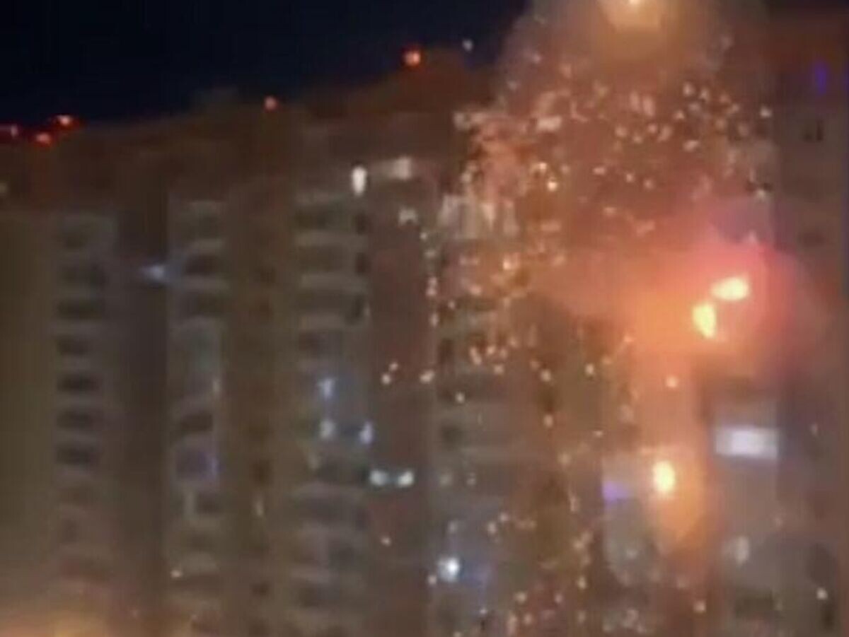  Момент удара дрона ВСУ по многоэтажному жилому дому в Новороссийске. 25 ноября 2025© Фото : соцсети