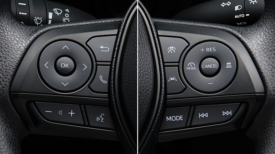    На фото: кнопки на руле посвежевшего универсала Toyota Probox