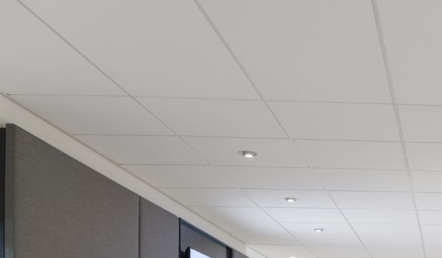 Потолок "армстронг" с плитами с кромкой Тегулар Tegular и каркасом Т24
