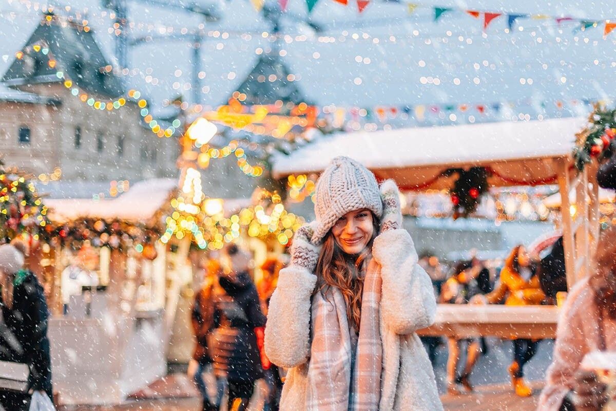 Куда зимой сходить туристу в Москве? Конечно, на Красную площадь — с ее яркой атмосферой и ярмаркой. Источник: Alena Ozerova / Shutterstock / FOTODOM📷
