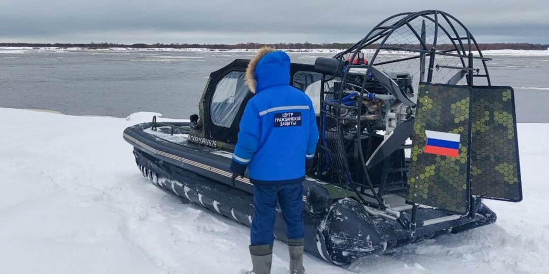 Спасатели перевозят жителей Поморья на аэролодках в период ледостава