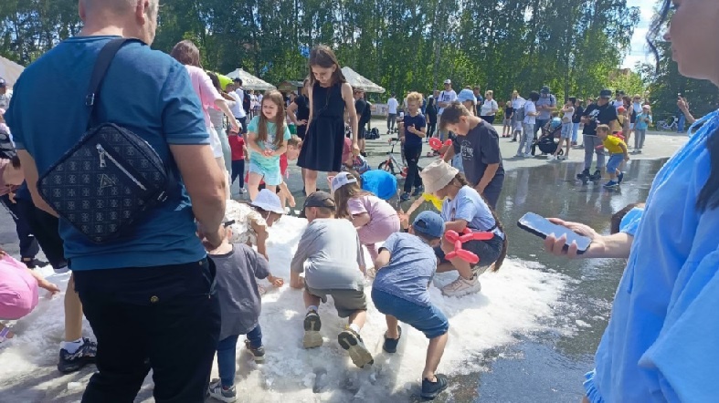 Грузовик выгрузил целый кузов настоящего холодного снега!