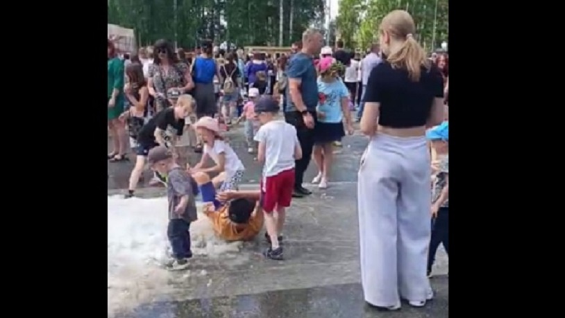 Мальчики валяются на снегу, но никому не холодно, а лишь весело!