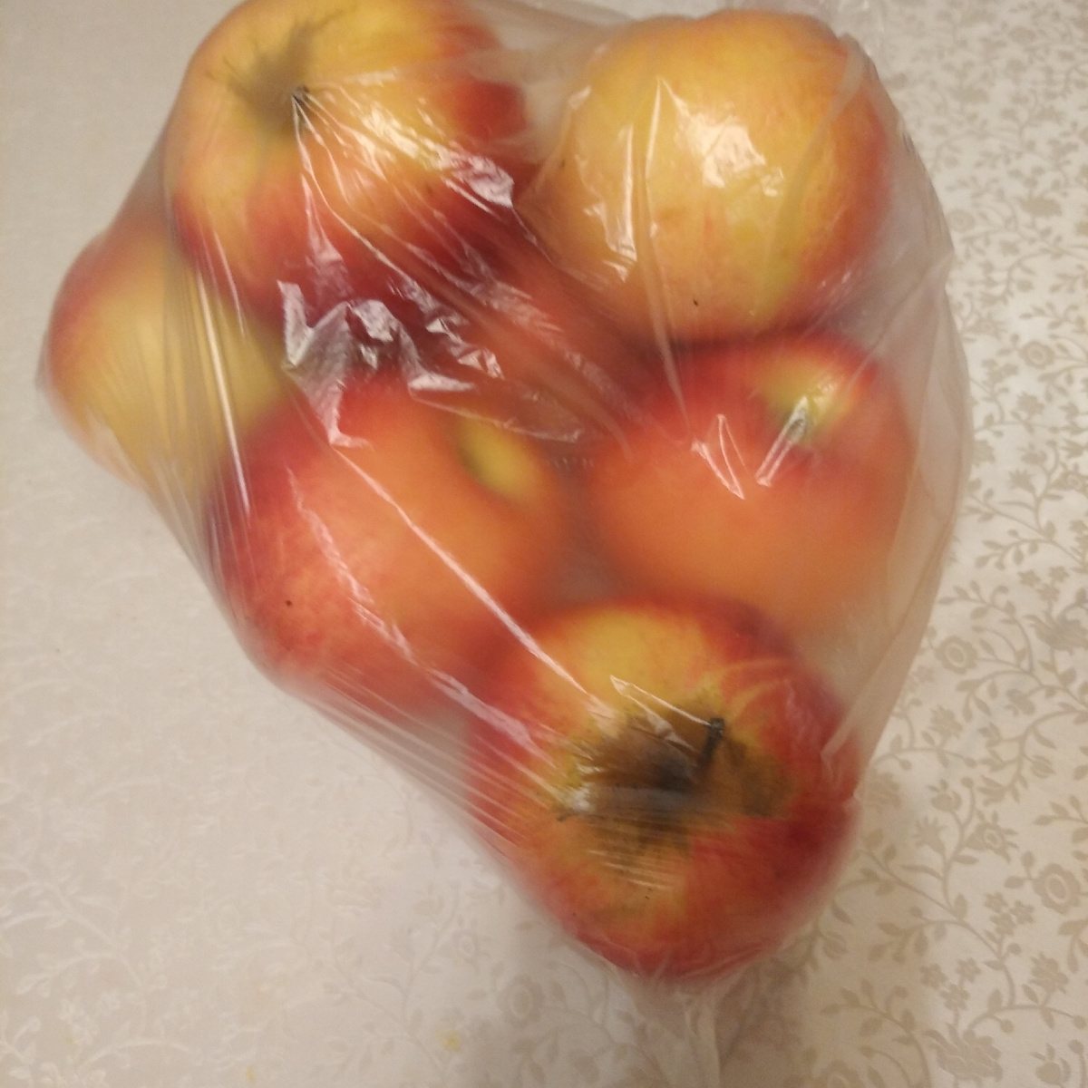 Набрала полный пакет крупных таких яблок.