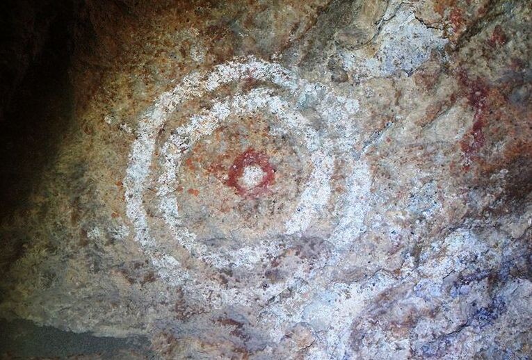 Тифон, в состоянии аккреции, и его корона. Наскальный рисунок. Аргентина.