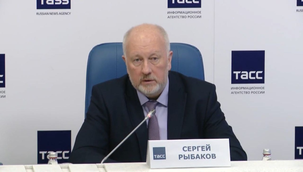 Генеральный директор Музея политической истории России Сергей Рыбаков на пресс-конференции в ТАСС 24 ноября 2025 г.