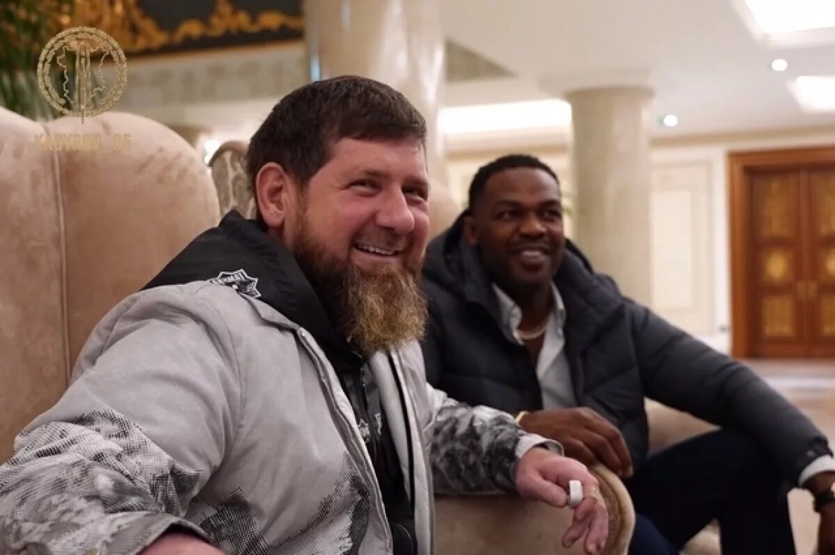    Экс-чемпион UFC Джонс пытался станцевать лезгинку на встрече с Кадыровым