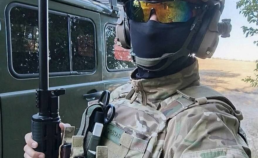 За маской балаклавы, лишь глаз проём сияет