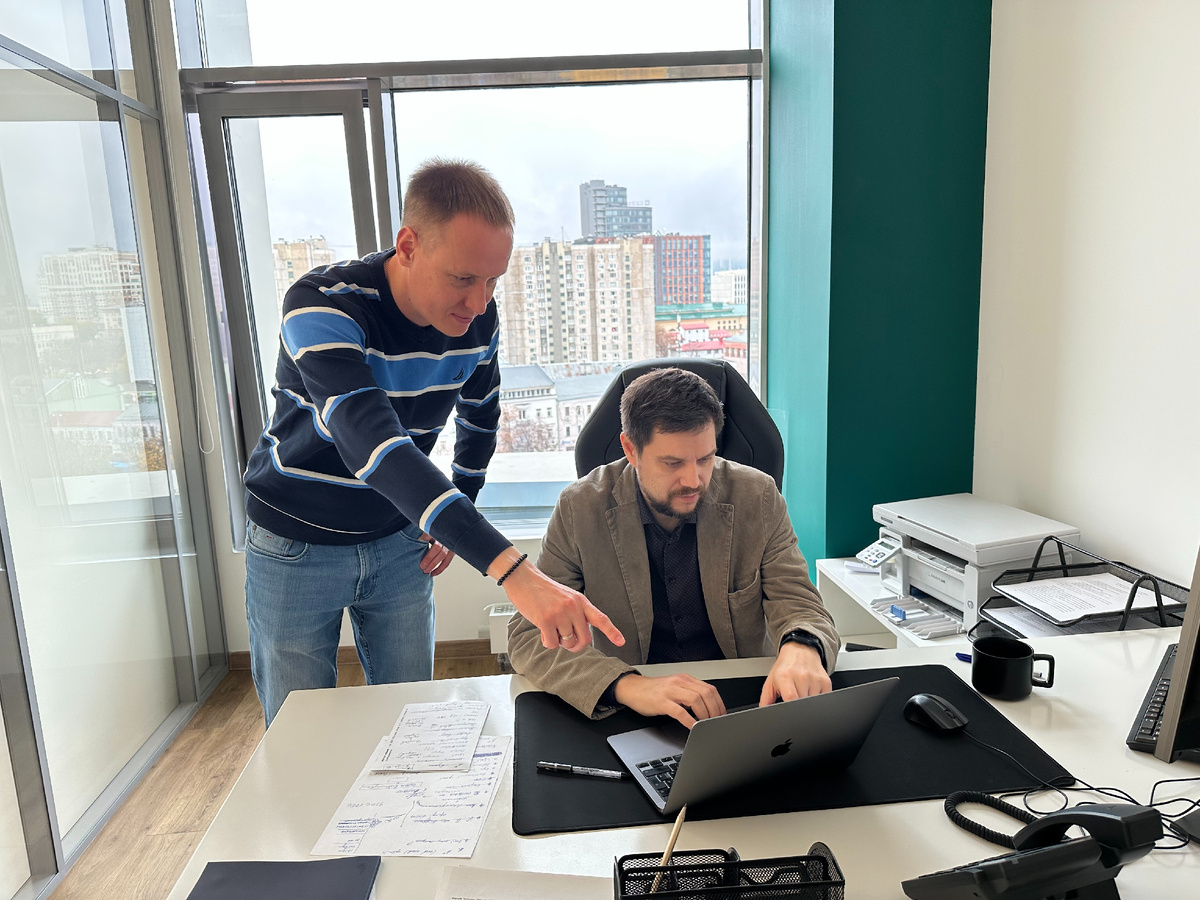 Авторы исследования Семен Куркин и Александр Храмов обсуждают полученные результаты. Источник: Александр Храмов