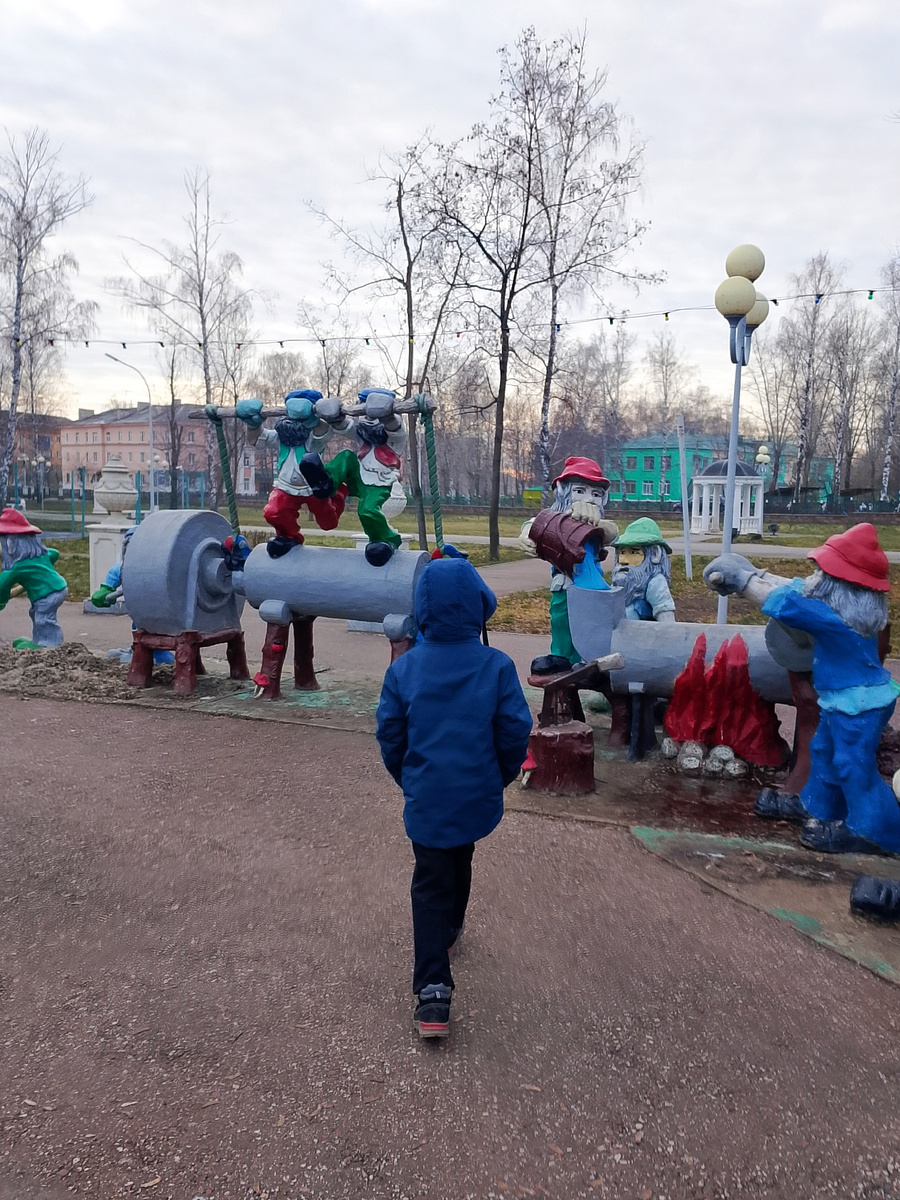 Немного прогулялись в парке, пока шли из больницы домой. 