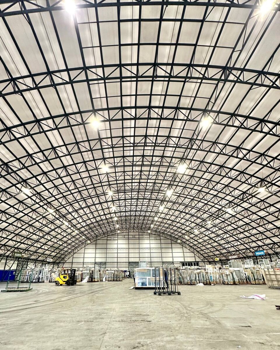 Белый тент в однослойном ангаре пропускает солнечный свет и позволяет экономить на освещении днем