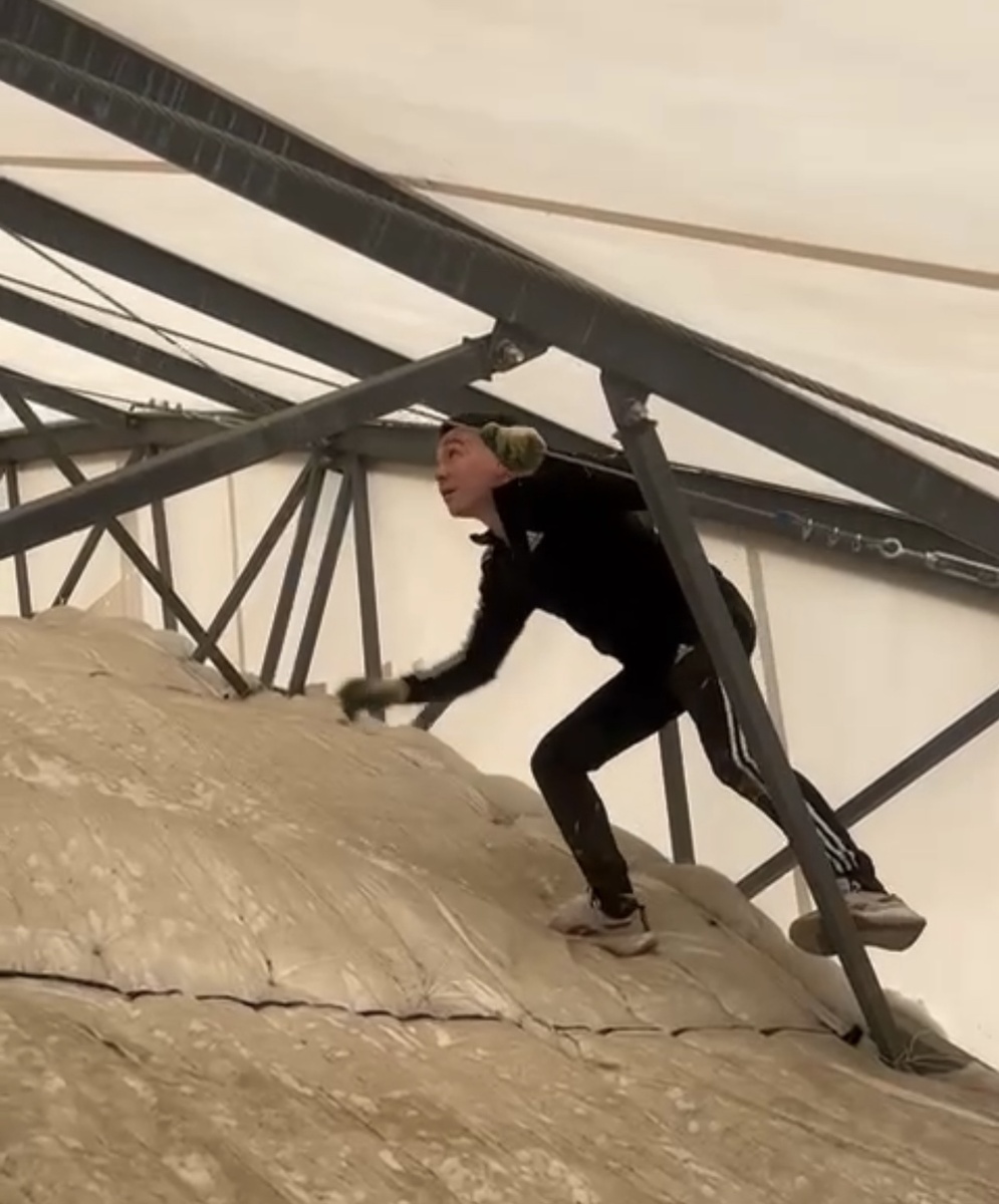 Воздушное пространство между слоями тента и утеплителем в теплом ангаре