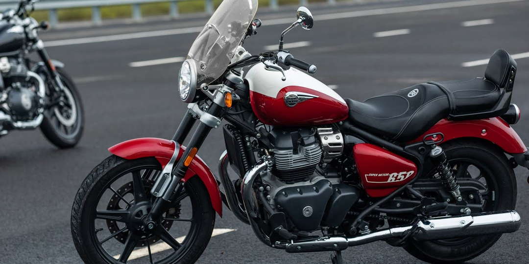 Royal Enfield Super Meteor 650 vs Shotgun 650: что выберет старый мотопут, а что — городской хулиган?