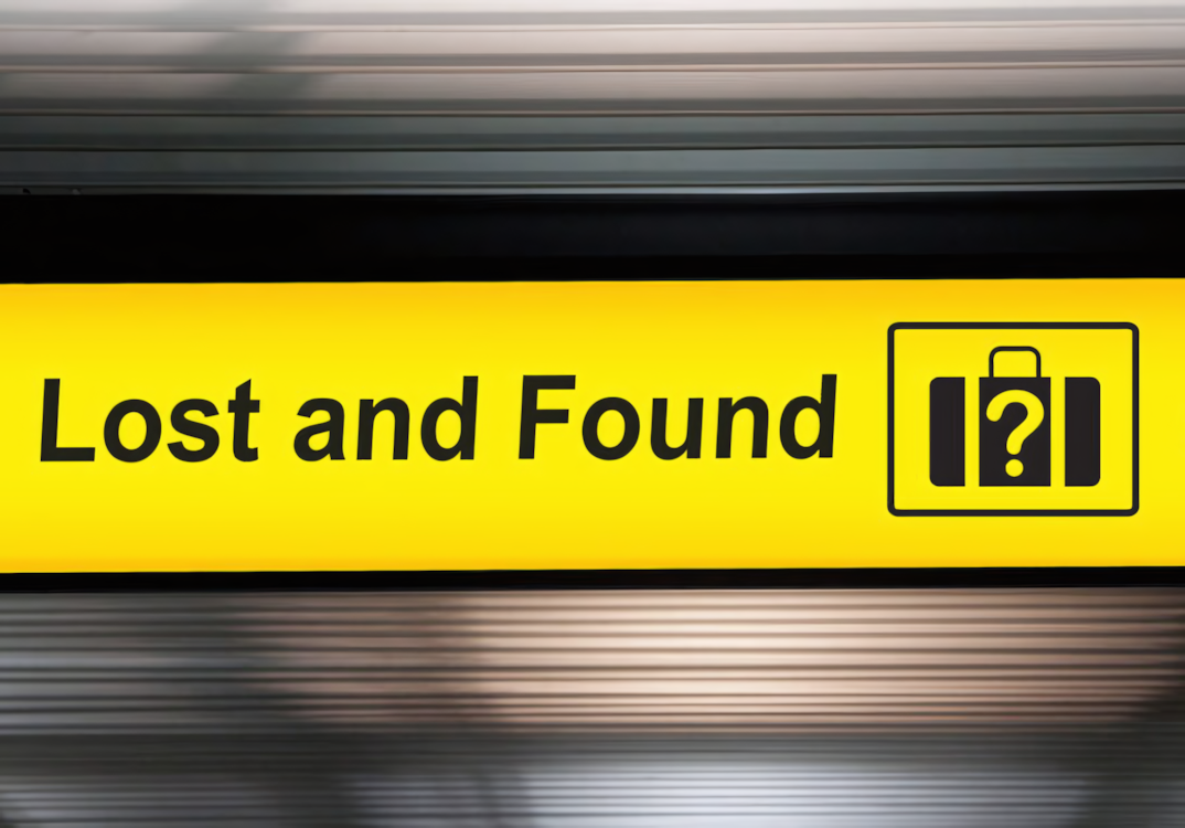 Полезно знать и некоторые термины, которые могут пригодиться в случае форс-мажора. К примеру, если вам не выдали багаж, нужно отправиться на стойку поиска багажа, которая на английском обычно называется Lost & Found. Фото: Pelatone73 / Wikimedia