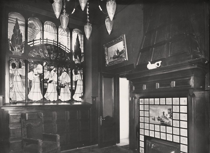 Витраж в кабинете особняка П. Г. Франк. Не сохранился. Фото ЦГАКФФД, начало ХХ в.