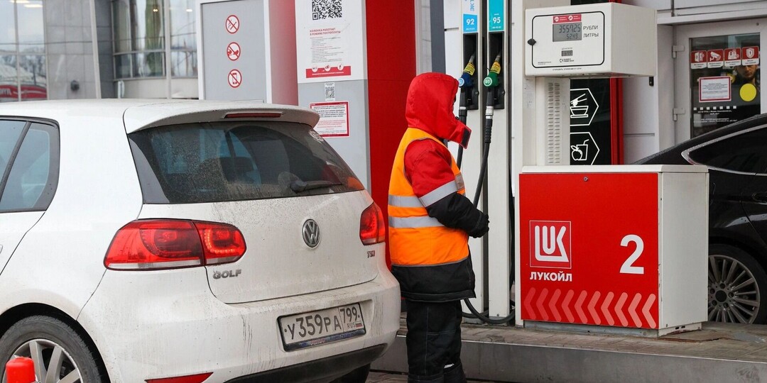 Власть одобрила новый рост цен на бензин: нефтяникам — поддержка, народу — переплата