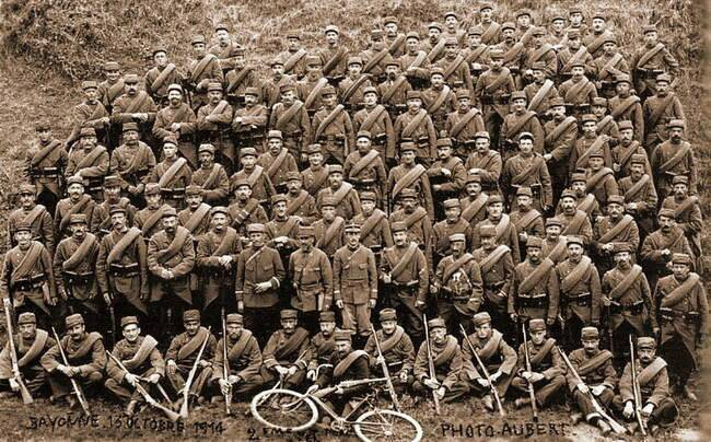 Маршевое подразделение Иностранного легиона перед выступлением на Западный фронт, 1914.