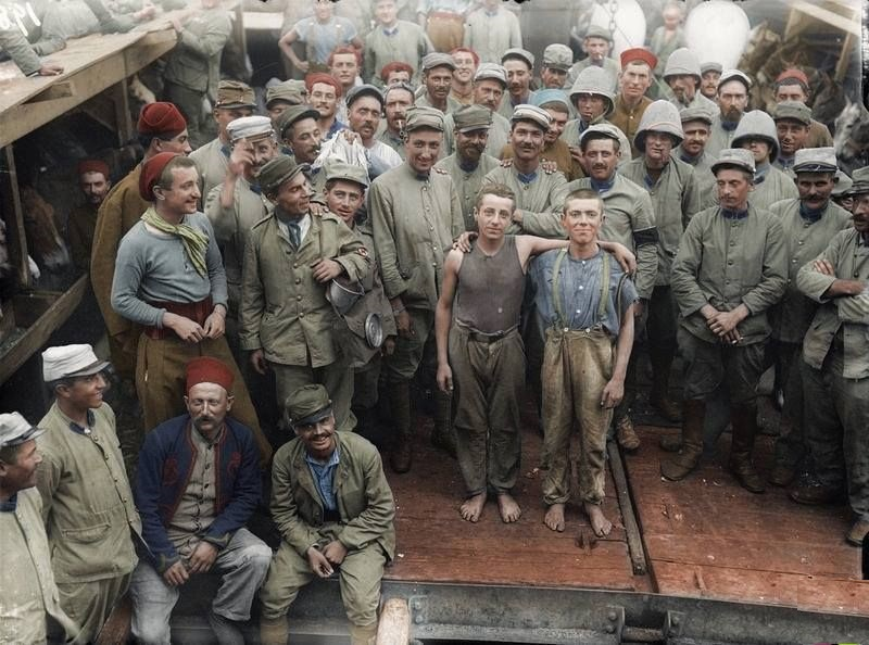 "Классические" иностранные легионеры на корабле, перебрасывающем их во Францию. И малый, и старый, кто в зуавской куртке, кто в "кепи блан", кто в феске, некоторые с такими физиономиями - только жуликов играть во французском детективном кино! С подобной публикой пришлось сосуществовать в траншеях русским добровольцам.