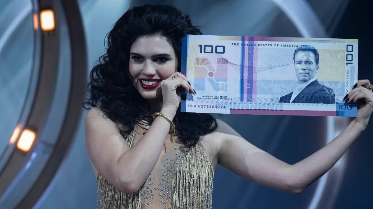 Уважение к роли Арни в первой версии «Бегущего человека» (1987) присутствует – в одном из эпизодов мы видим смешную отсылку к его работе.   