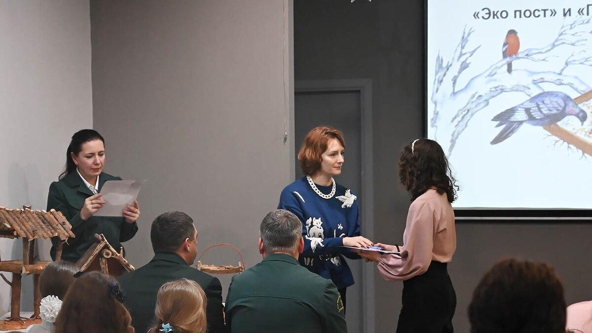 Награждение победителей в номинации «Экопост». Фото предоставлено «Канским лесничеством».