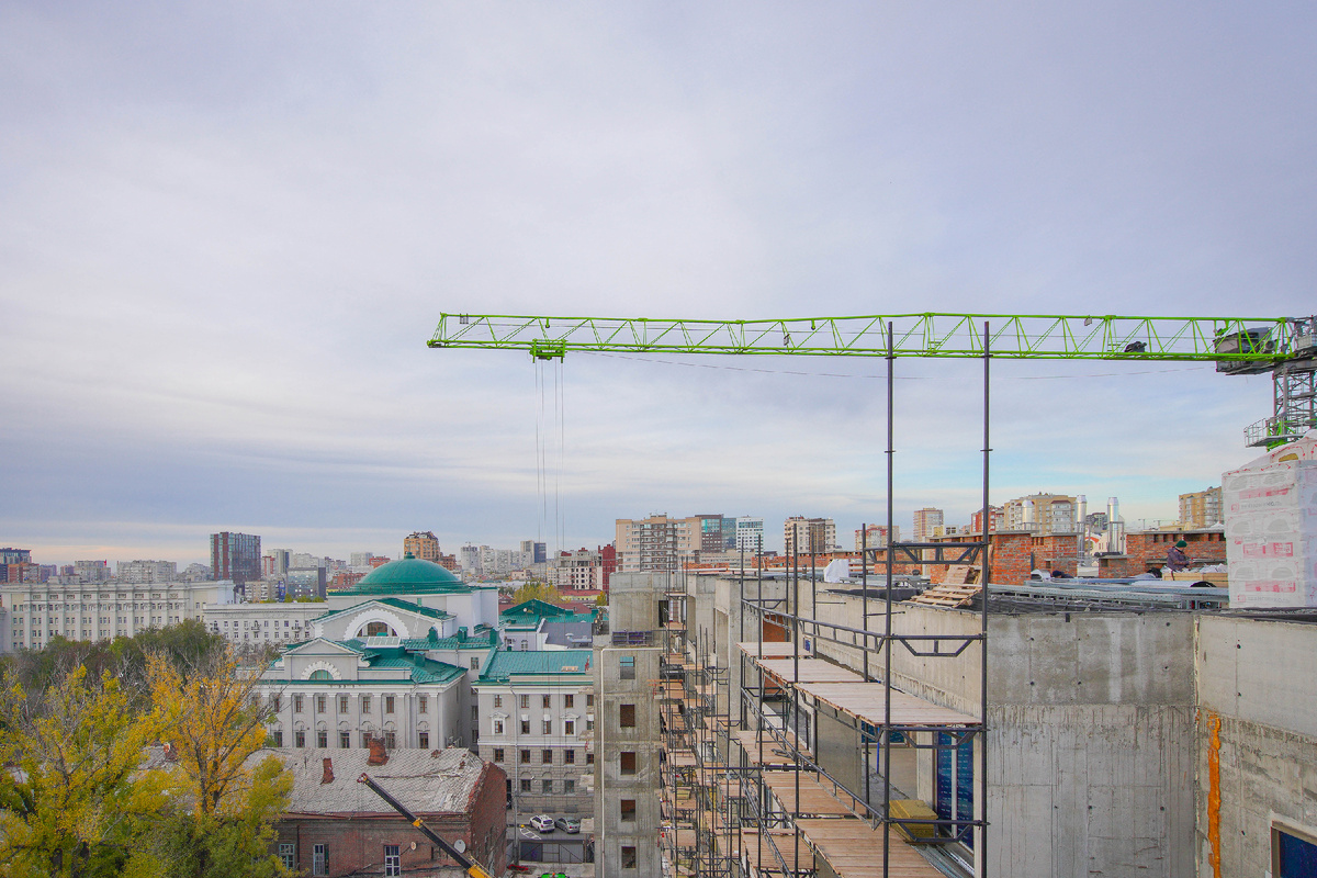 Здание с неоклассическим фасадом продолжает традиции купеческих особняков. 