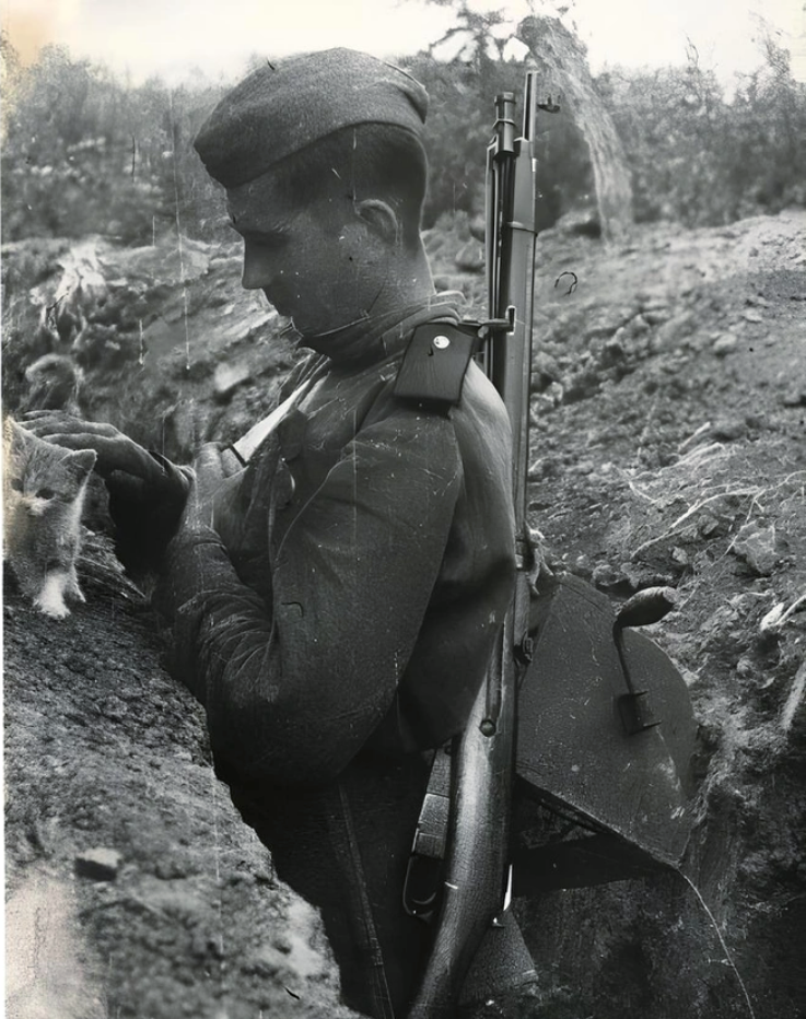 "В минуты отдыха". Георгий Липскеров, 1944 год