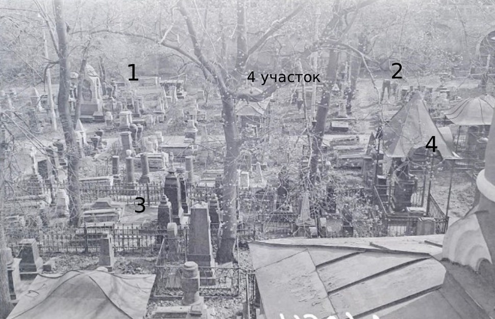Чураков М.М. Некрополь Донского монастыря, г. Москва. Часть круговой съемки с колокольни Малого собора. Участок 15-й, надгробие Сазоновой, часовня Киселевых, захоронение Лукутиных, 1970 г.