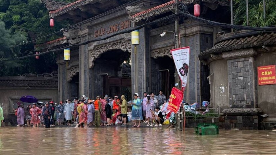 «Двое суток без еды и питьевой воды»: Петербуржцы помогают жителям вьетнамских деревень, пострадавших от мощного наводнения