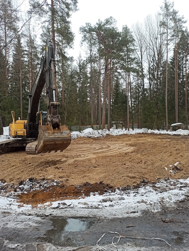 Экскаватор на участке работает с оплатой за смену