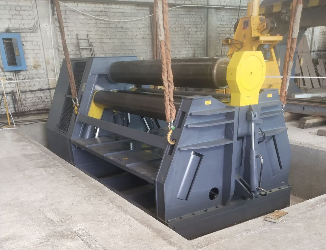 Монтаж четырехвалковой листогибочной машины с гидропроводом на судостроительном заводе