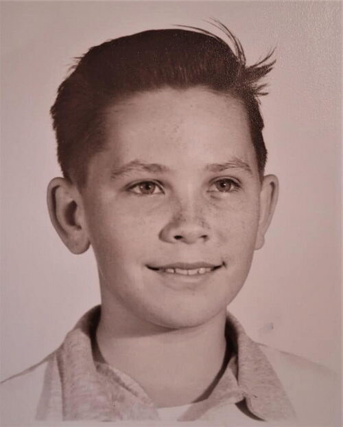 Джон в 8 лет.