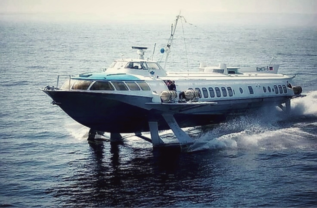 Советское судно на подводных крыльях "Метеор"