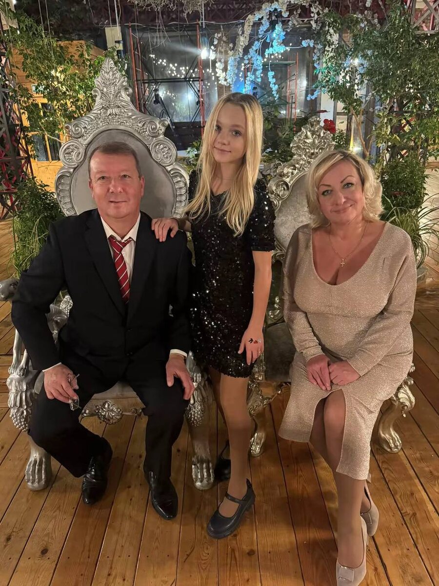 Лена с родителями. Отмечают четырнадцатилетие дочери