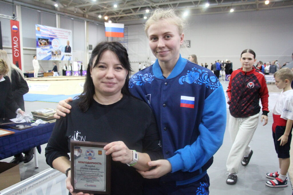    Тренер «Созвездия» Евгения Жмаева    
и ее воспитанница Анастасия Леонтьева