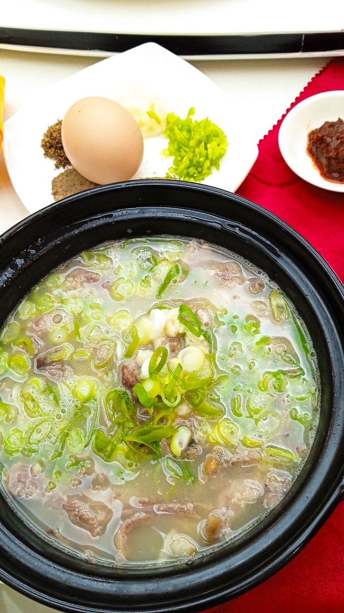 Суп из собаки, сервировка с яйцом и пряностями