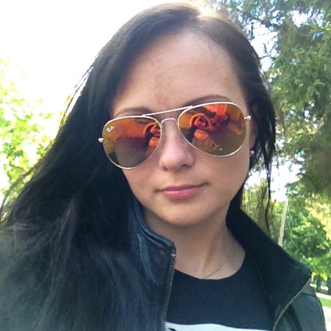 Молодая и оооочень настойчивая))