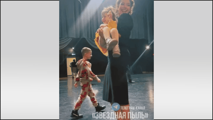    Дочка Юлии Началовой трогательно нянчится с детишками Алдонина. GIF: видео с ТГ-канала "Звёздная пыль"